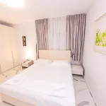 Luxury 5 *